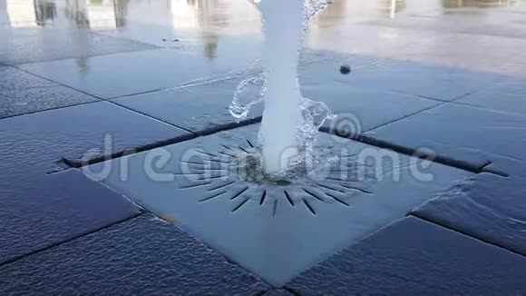 在慢速运动960fps中特写公共公园设备喷泉水溅视频的预览图