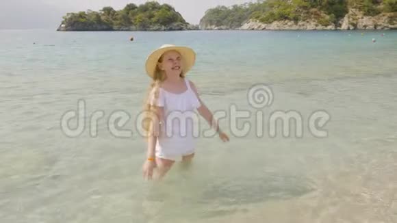 快乐女孩站在海边夏日视频的预览图