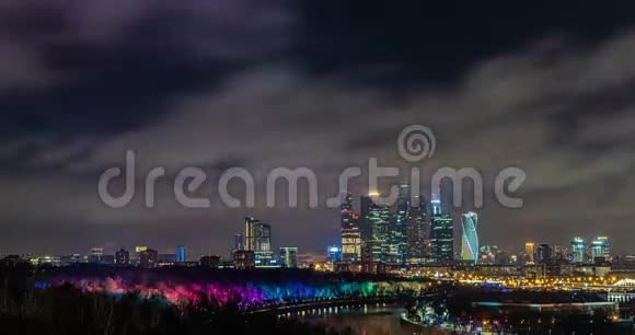莫斯科晚景时间流逝莫斯科上空夜空中快速飞舞的云彩4K美丽的夜景从视频的预览图