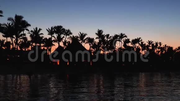 日落时的热带海滩浪漫的夜晚海水的灯光视频的预览图