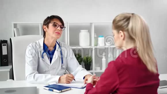 专注女性医生听力投诉病人预约诊时注意事项视频的预览图