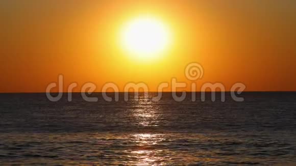 太阳从地平线升起海浪上的戏剧性日出视频的预览图
