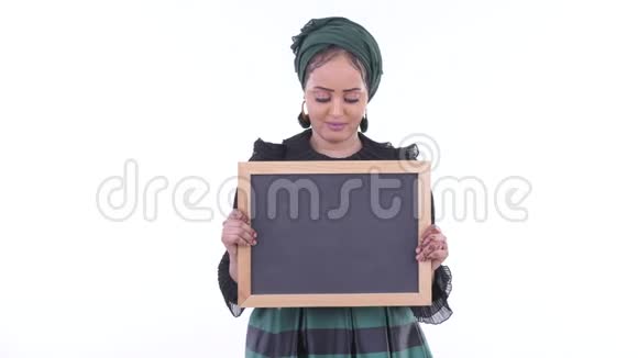 穿着年轻的非洲穆斯林妇女拿着黑板听到坏消息视频的预览图