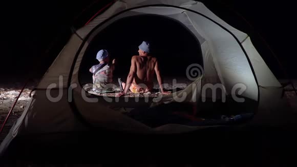 儿子和父亲晚上在帐篷附近视频的预览图