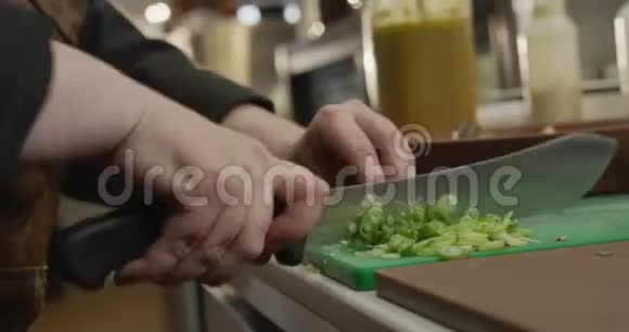 高加索女人切蔬菜视频的预览图