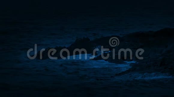 海浪在夜间冲击视频的预览图