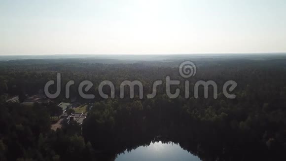飞过太阳斯特雷什诺湖的倒影视频的预览图