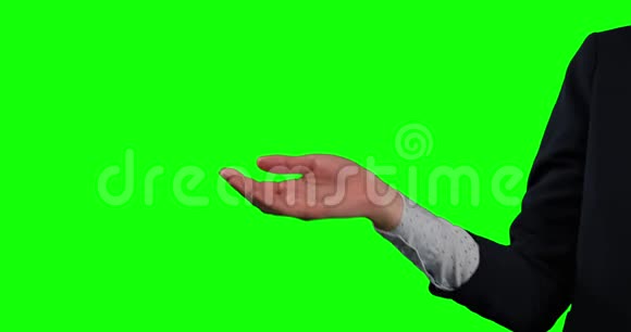 专注于侧视握住她的手寻找一个绿色屏幕的复制空间视频的预览图