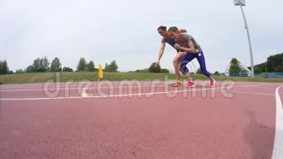 男子和女子运动员开始在UHD摄像机上以4K慢动作视频跑步视频的预览图