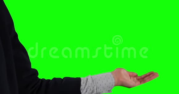 白种人女性的侧视图用绿色屏幕握住她的手进行复制空间视频的预览图