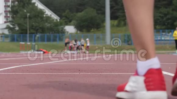 美女运动员在市体育馆进行一天的慢跑训练近4K视频的预览图