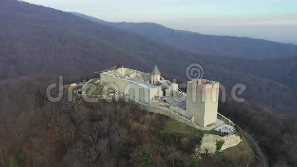 克罗地亚萨格勒布的Medvedgrad城堡城堡正在建造中美丽的梅德维尼察山视频的预览图