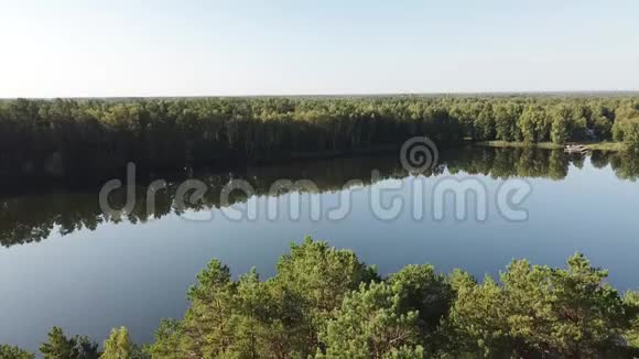 飞过太阳斯特雷什诺湖的倒影视频的预览图