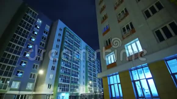 城市街道上的建筑群在冬季的夜晚视频的预览图