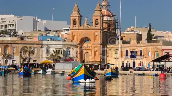 地中海Marsaxlokk村的渔船视频的预览图