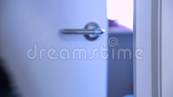 女孩打开厕所门握住把手她关上门闩过了一会儿又打开又退出视频的预览图