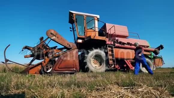 农学家在田里开拖拉机视频的预览图