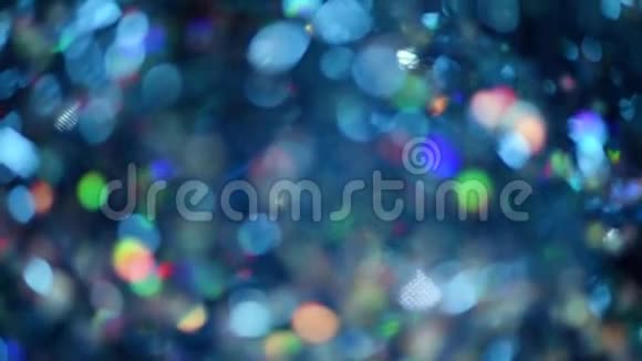 蓝色背景与多色波克离焦灯多彩的抽象质感带有复制空间的圣诞卡视频的预览图