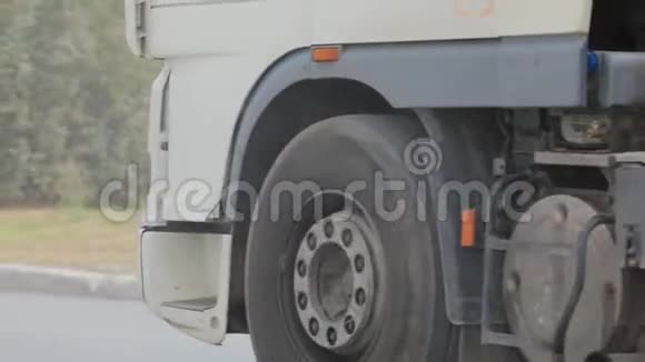 卡车的车轮特写卡车的背景特写视频的预览图