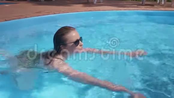 性感的女人在夏日的酒店游泳微笑着视频的预览图
