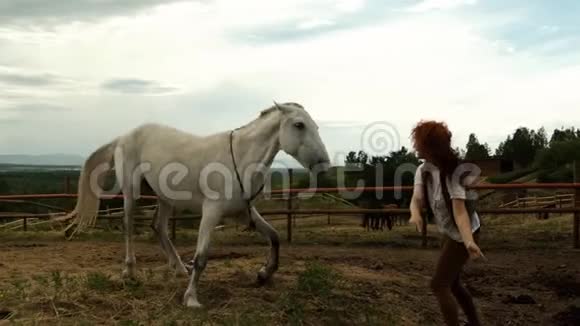 一个年轻的女人在玩马马向不同的方向跳跃视频的预览图