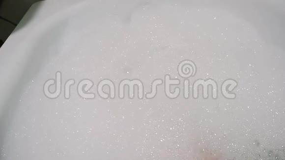女孩高兴地在泡沫浴中嬉戏视频的预览图