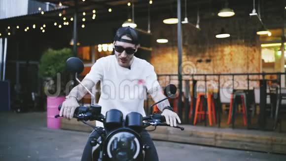 时尚的家伙博客谈论定制摩托车视频的预览图