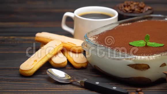 烤盘中的提拉米苏甜点萨维亚迪饼干和木制背景的浓咖啡视频的预览图