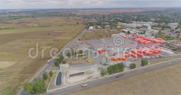 在一个橙色的新的现代工厂周围飞行现代工厂的工业外部现代工厂顶层视频的预览图