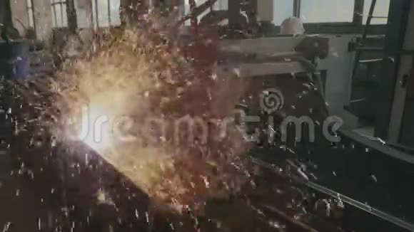 明亮的火花来自金属慢速运动金属切割金属切割产生的火花视频的预览图