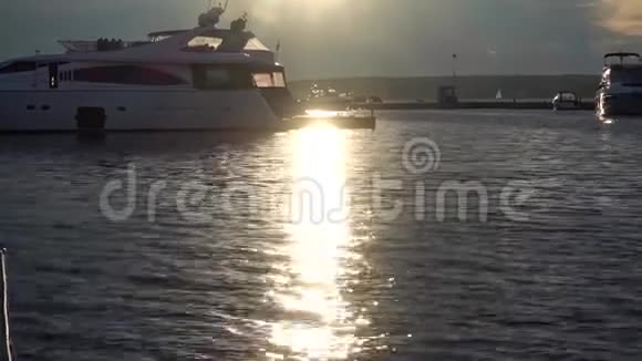 海湾里的游艇视频的预览图