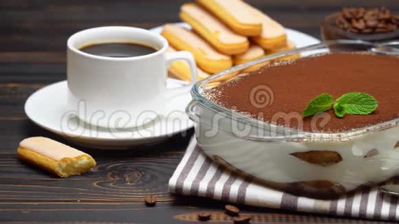 烤盘中的提拉米苏甜点萨维亚迪饼干和木制背景的浓咖啡视频的预览图
