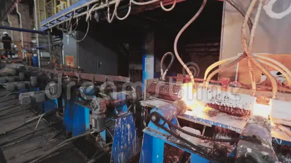 输送线上的铁水工厂里的铁水视频的预览图