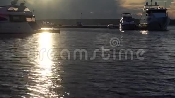 海湾里的游艇视频的预览图