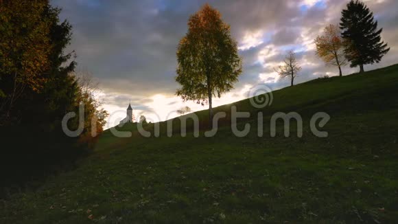摄影师在日落时在田野里拍摄孤独的树美丽的斯洛文尼亚景观视频的预览图