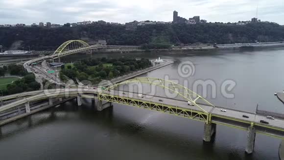 宾夕法尼亚州匹兹堡的杜克恩堡桥乌云密布背景中的阿勒格尼河视频的预览图