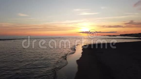 在奥斯蒂亚丽都海滩的罗马海岸线上潘右美妙的金色日落轻松的气氛和美妙的天空视频的预览图
