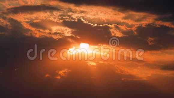 夕阳带着阳光的天空彩云视频的预览图