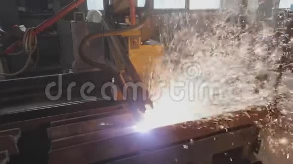 金属切削产生的火花缓慢运动金属切削产生的明亮火花视频的预览图