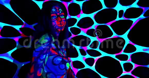 紫外线年轻女子摆姿势摆弄头发身体艺术4k视频的预览图