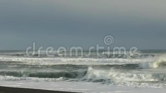 太平洋海岸附近的灰色海浪视频的预览图