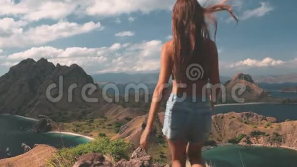 女孩跑到悬崖边享受美丽视频的预览图