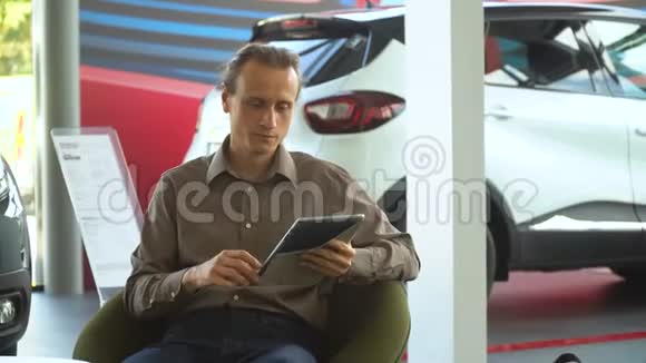 汽车经销商的男性买家并在平板电脑上做笔记视频的预览图