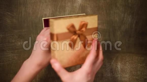 礼品包装女人手准备礼物惊喜和包装礼盒上景圣诞节和新年的概念视频的预览图