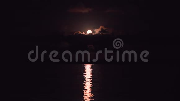 夜晚的天空满月的月亮和云层笼罩着热带加勒比海视频的预览图