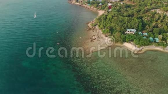 在岛上的海岸上空飞行视频的预览图