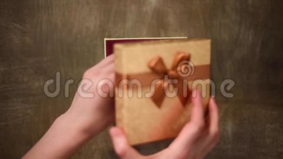 礼品包装女人手准备礼物惊喜和包装礼盒上景圣诞节和新年的概念视频的预览图