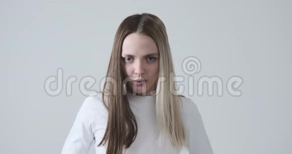 在白人背景下疯狂沮丧的女人视频的预览图