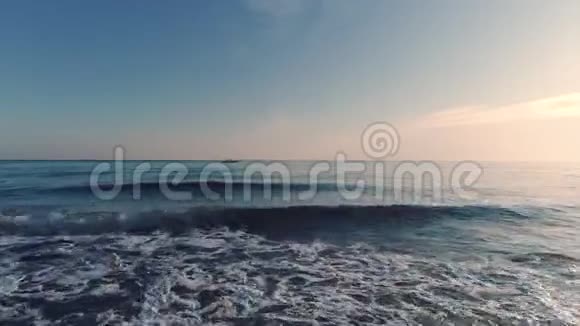清晨在海水中航行的渔船和美丽的日出视频的预览图