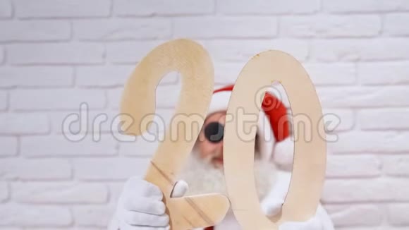戴墨镜的圣诞老人上面有2个和0个木数字视频的预览图